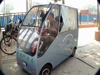 65歲老人設(shè)計(jì)四輪電動(dòng)車(chē)(圖)